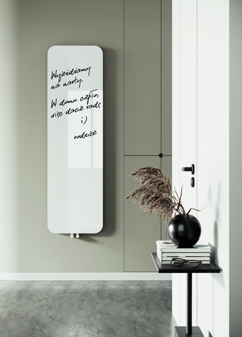 Grzejnik z płaskim frontem wykończonym taflą szkła i z cofniętymi bokami stwarza wrażenie delikatniejszego