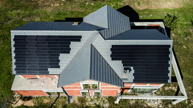 Skutecznym sposobem wykorzystania energii odnawialnej w domu jest system z instalacją fotowoltaiczną i pompą ciepła (prąd wytworzony przez panele zasila pracę pompy)