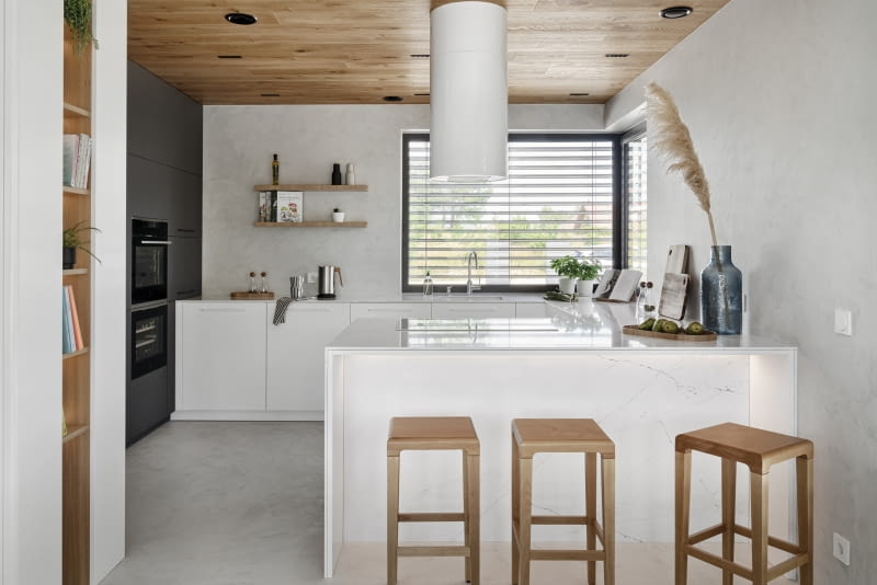 Dobrze zorganizowana kuchnia nie tylko ułatwia codzienny rytuał przygotowywania posiłków, lecz jest także miejscem spotkań całej rodziny.