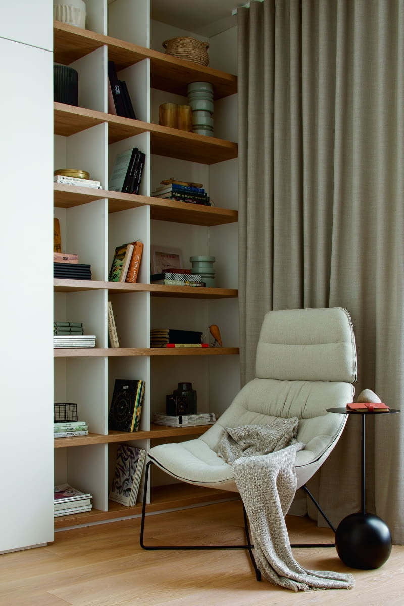 Konstrukcję zabudowy w gabinecie do pracy zaprojektowano tak, by dominował poziomy rytm półek, dlatego pionowe elementy są cieńsze oraz jaśniejsze niż te poziome i zostały delikatnie cofnięte, co dodaje całości lekkości. Obok stanął designerski fotel Mishell projektu Piotra Kuchcińskiego z salonu Noti, czarny stolik to produkt marki Salak. Konstrukcję zabudowy w gabinecie do pracy zaprojektowano tak, by dominował poziomy rytm półek, dlatego pionowe elementy są cieńsze oraz jaśniejsze niż te poziome i zostały delikatnie cofnięte, co dodaje całości lekkości. Obok stanął designerski fotel Mishell projektu Piotra Kuchcińskiego z salonu Noti, czarny stolik to produkt marki Salak.