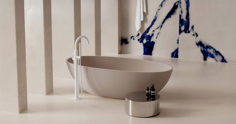 Biały mat to subtelne wykończenie o aksamitnej w dotyku powierzchni. Ponadczasowy, perfekcyjnie dopracowany wzór stworzony w duchu minimalizmu zapewnia maksymalne możliwości aranżacyjne.