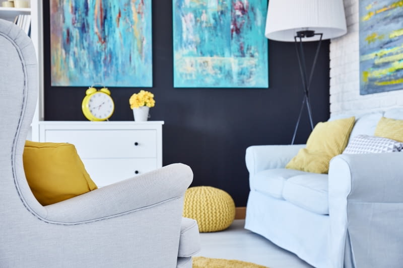 Mieszkanie z żółto-niebieskimi dodatkami