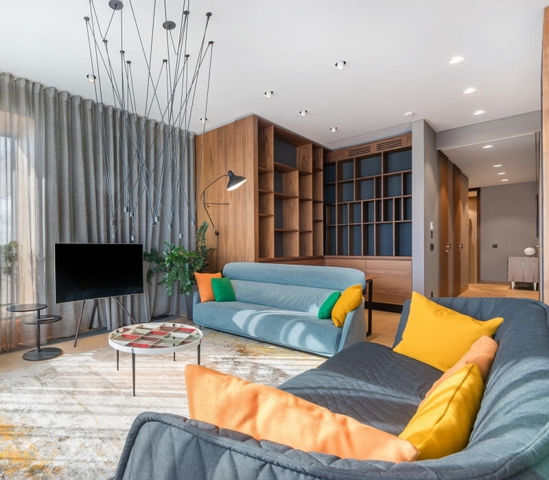 Mieszkanie z żółto-niebieskimi dodatkami