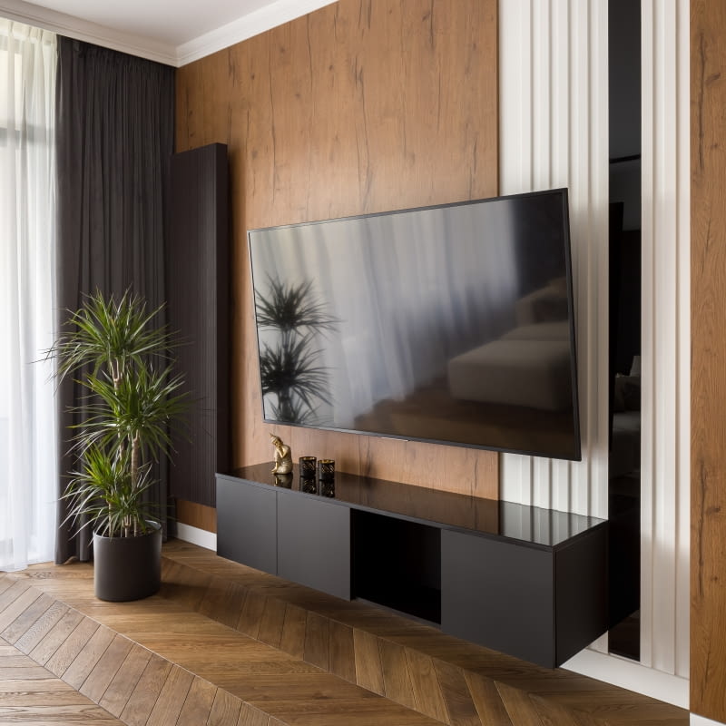 Telewizor w salonie – jak wkomponować ekran w spójną aranżację wnętrza?