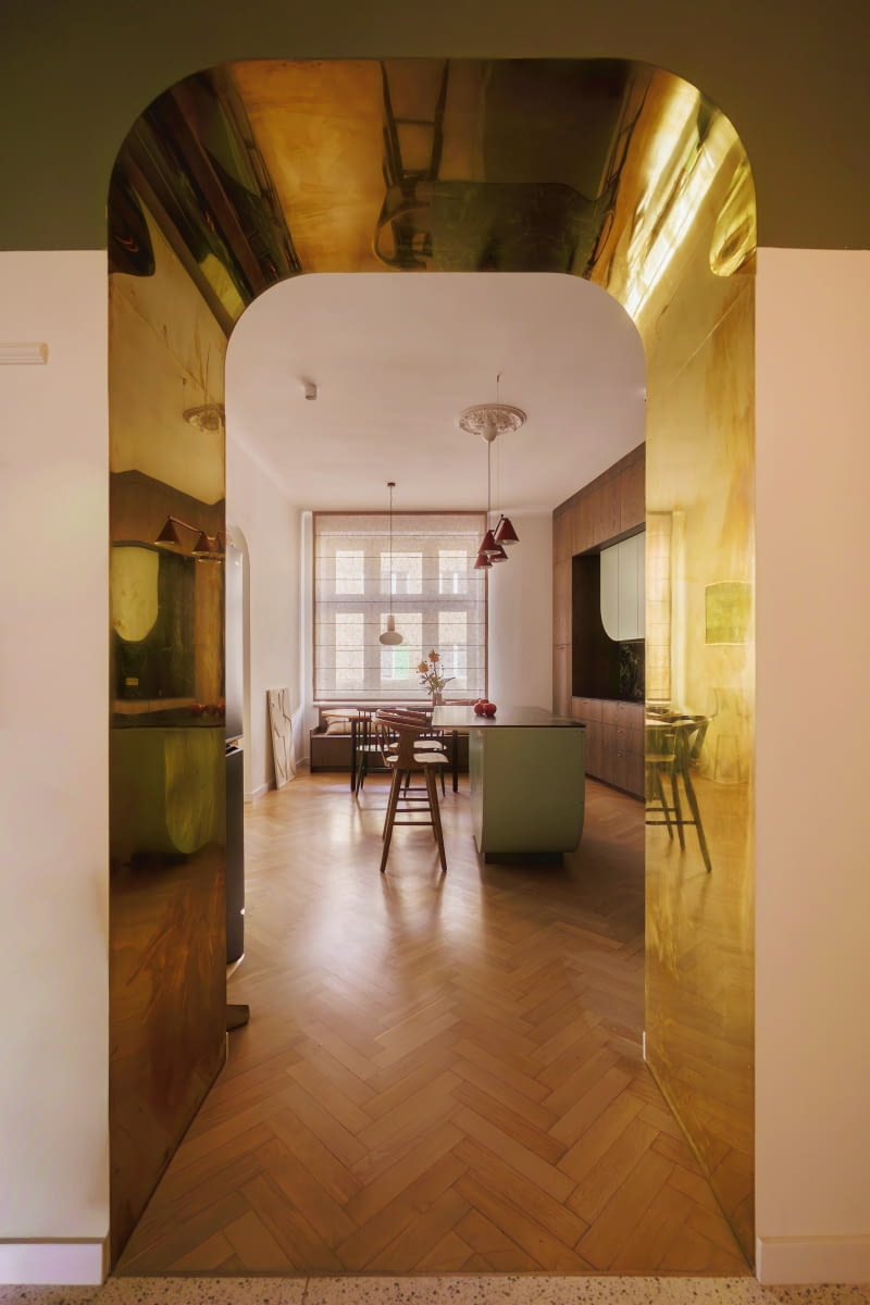 Przemyślany projekt mieszkania w kamienicy czy innym starszym budynku zachowuje unikalny charakter zabytkowej architektury, a jednocześnie sprawia, że przestrzeń jest funkcjonalna na co dzień