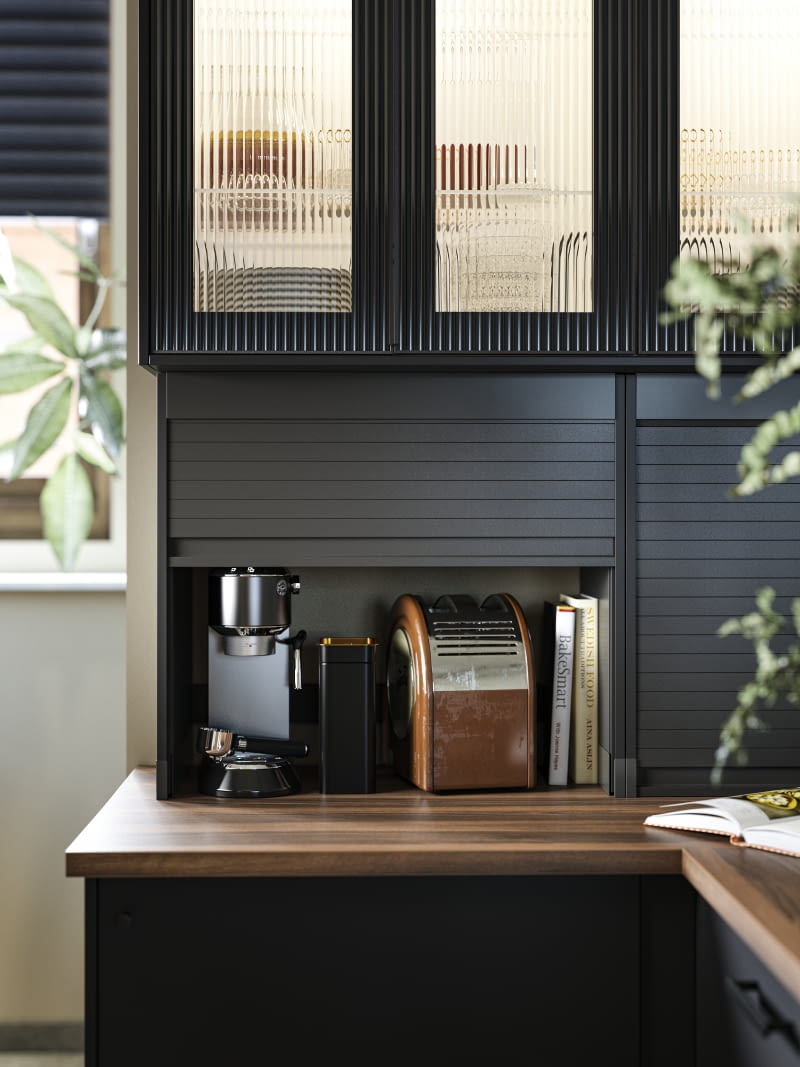 Strefa przechowywania musi zmieścić wiele rzeczy, np. mały sprzęt AGD. Ciekawym pomysłem na ukrycie go są szafki z drzwiczkami żaluzjowymi.