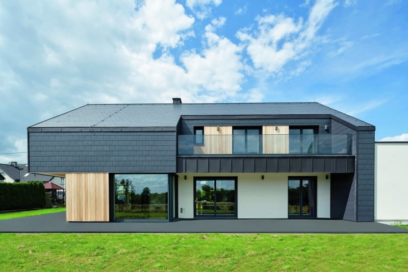 Okna hybrydowe oprócz najwyższej jakości przeszkleń zapewniają oprawę budynku, która podkreśla jego walory estetyczne Okna hybrydowe oprócz najwyższej jakości przeszkleń zapewniają oprawę budynku, która podkreśla jego walory estetyczne