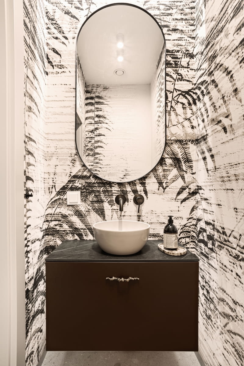 Ceramika Catalano, armatura Tres, tapeta od onewalldesign.com i mosiężny uchwyt Pap Deco składają się na dopracowaną aranżację toalety. Ceramika Catalano, armatura Tres, tapeta od onewalldesign.com i mosiężny uchwyt Pap Deco składają się na dopracowaną aranżację toalety.