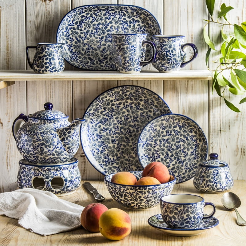 Kwiatowe wzory na naczyniach Manufaktury Bolesławiec to lubiany wzór wielu z nas, który wprowadza sielski klimat.