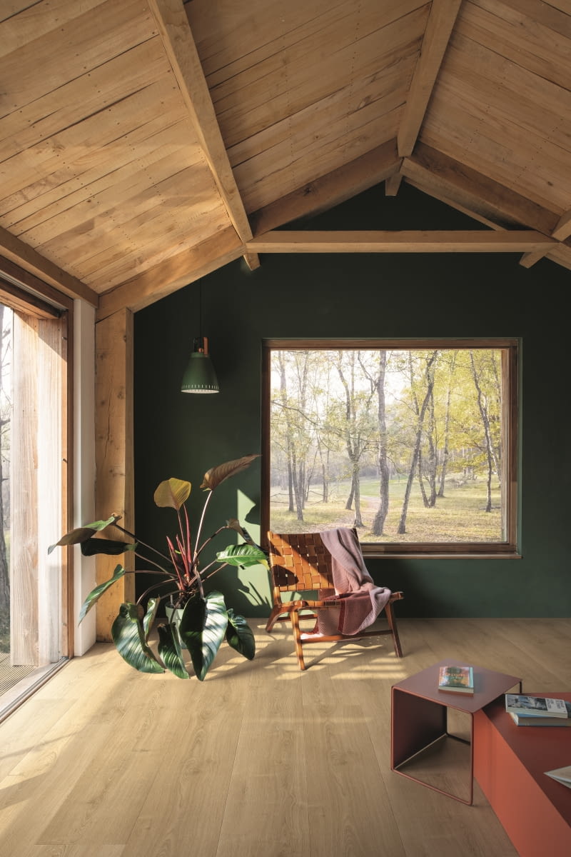 Średnie, naturalne odcienie drewna wprowadzają do wnętrz balans oraz poczucie ciepła. Średnie, naturalne odcienie drewna wprowadzają do wnętrz balans oraz poczucie ciepła.