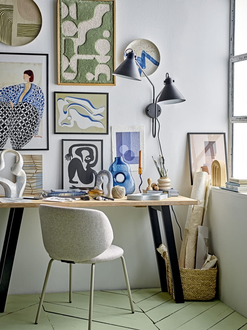 Galeria ścienna przy domowym biurku ma znaczenie nie tylko estetyczne. Otaczanie się obrazami, grafikami czy zdjęciami, które lubimy, poprawia samopoczucie i sprawia, że chętniej siadamy do pracy.
