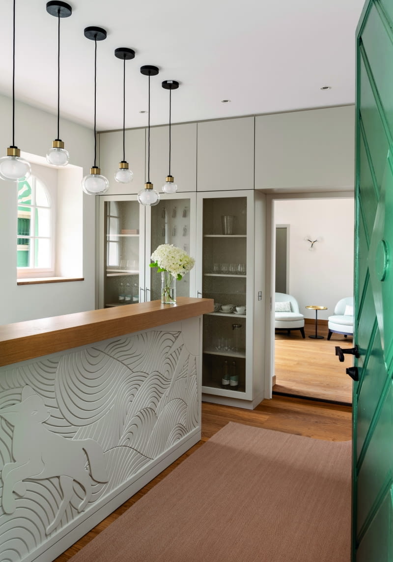 W przestronnej kuchni, specjalnie zaprojektowana strefa wypoczynkowa tworzy przytulną atmosferę. Równie zachęcający jest bar z ozdobnymi drewnianymi panelami.