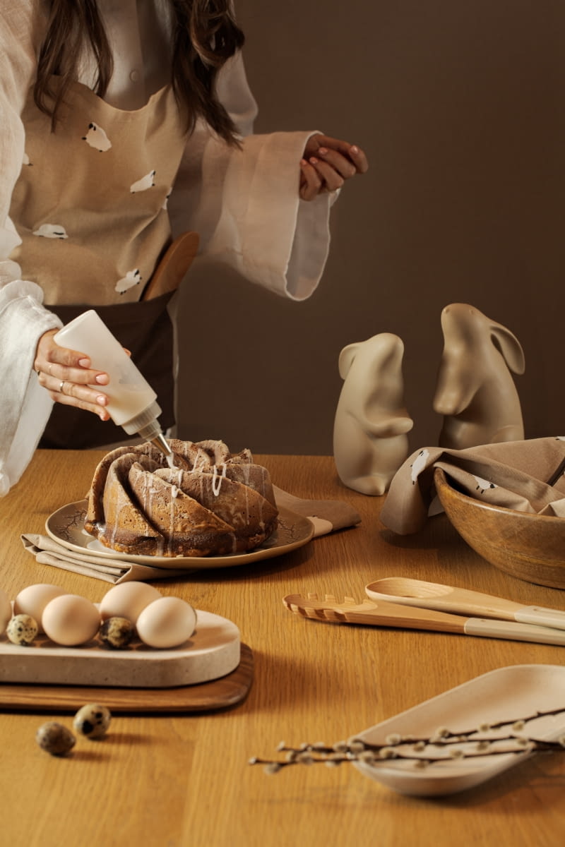 Dekoracja stołu w odcieniach beżu i brązu to propozycja dla tych, którzy szukają spokoju i wyciszenia podczas świąt.