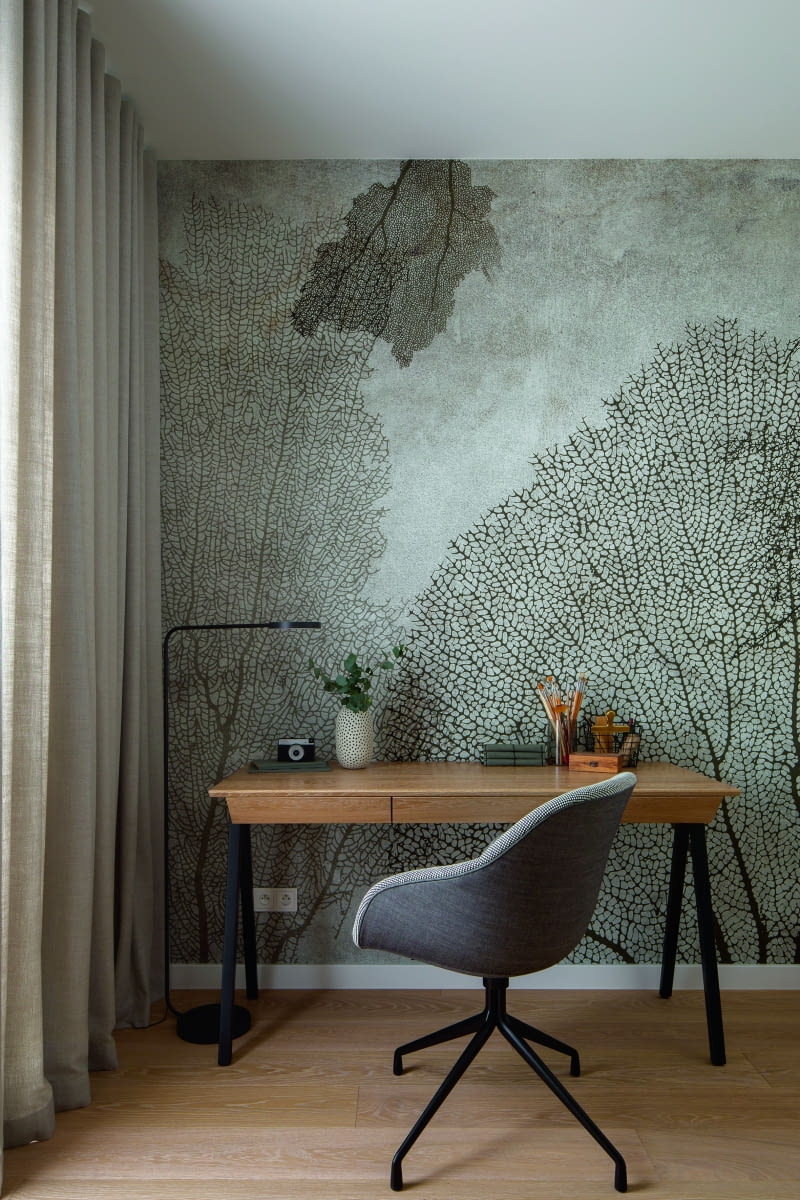 Wystrój domowego biura naturalnie wpisuje się w ogólną koncepcję projektu, zarówno pod względem kolorystyki, jak i delikatnej gry faktur. Ścianę, przy której ustawiono biurko firmy Borcas, zdobi fototapeta z roślinnym motywem skupionym na detalu unerwienia liścia. Jej szarobeżowe odcienie harmonizują z beżową zasłoną, drewnem podłogi i blatu oraz czarnymi akcentami. Minimalistyczną, podłogową lampę kupiono w Ikei. Wystrój domowego biura naturalnie wpisuje się w ogólną koncepcję projektu, zarówno pod względem kolorystyki, jak i delikatnej gry faktur. Ścianę, przy której ustawiono biurko firmy Borcas, zdobi fototapeta z roślinnym motywem skupionym na detalu unerwienia liścia. Jej szarobeżowe odcienie harmonizują z beżową zasłoną, drewnem podłogi i blatu oraz czarnymi akcentami. Minimalistyczną, podłogową lampę kupiono w Ikei.
