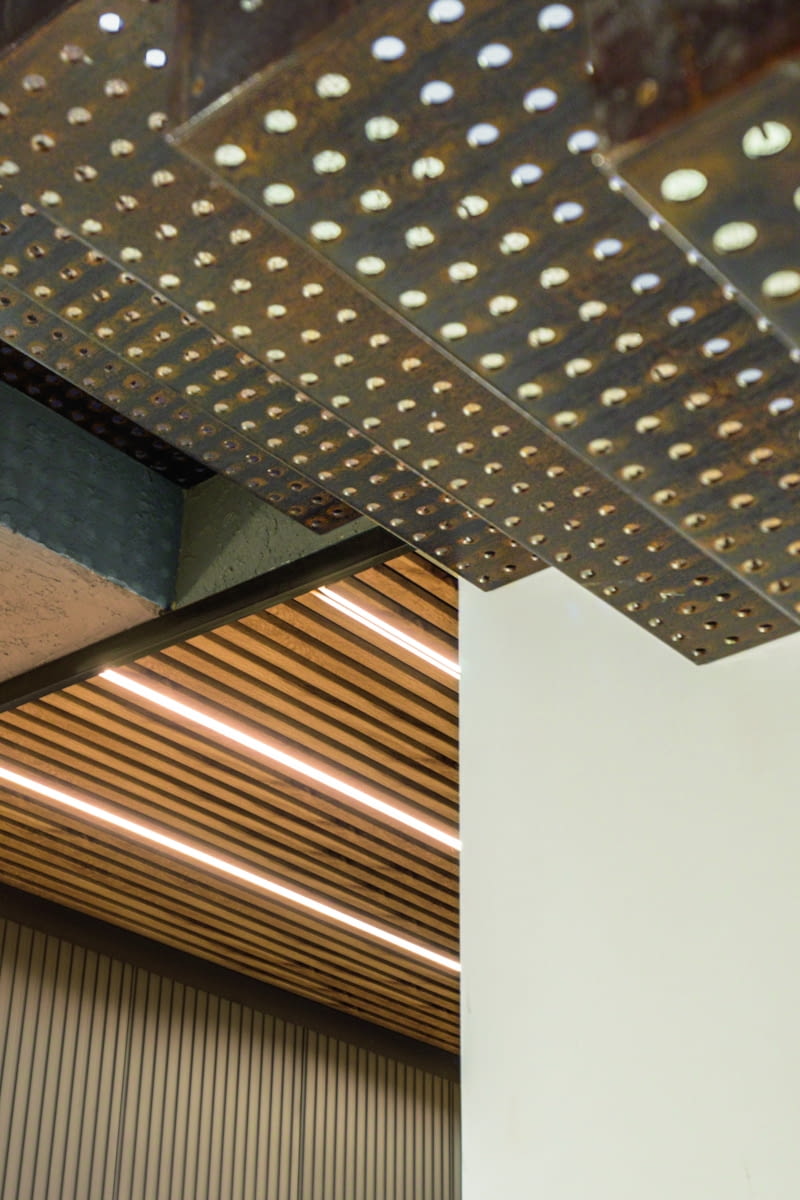 Na pomysł stworzenia efektownych schodów wpadli projektanci z Klangor Studio, a panu Piotrowi pomysł bardzo się spodobał. Wykonano je z ręcznie robionej stali, z naturalną rdzą. Jak widać, dobrze komponują się i z surowym betonem, i z tynkiem ścian, i z drewnem Na pomysł stworzenia efektownych schodów wpadli projektanci z Klangor Studio, a panu Piotrowi pomysł bardzo się spodobał. Wykonano je z ręcznie robionej stali, z naturalną rdzą. Jak widać, dobrze komponują się i z surowym betonem, i z tynkiem ścian, i z drewnem