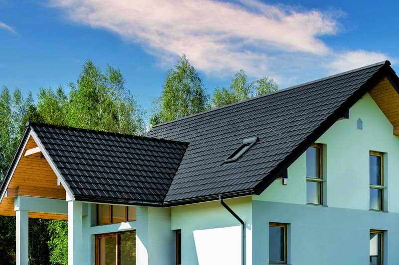 Najpopularniejszym rodzajem kosza jest kosz blaszany. Podczas krycia dachu wielu dekarzy wykonuje samodzielnie rynny koszowe z blachy płaskiej przeznaczonej na obróbki