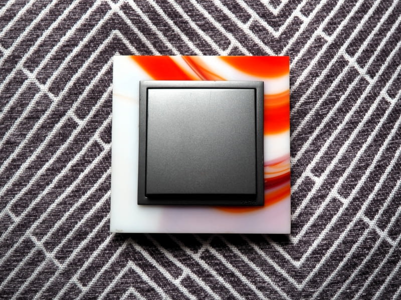 Szkło witrażowe jest barwione w masie, dlatego każda jego tafla jest niepowtarzalna, a każdy włącznik jedyny w swoim rodzaju Osprzęt elektroinstalacyjny