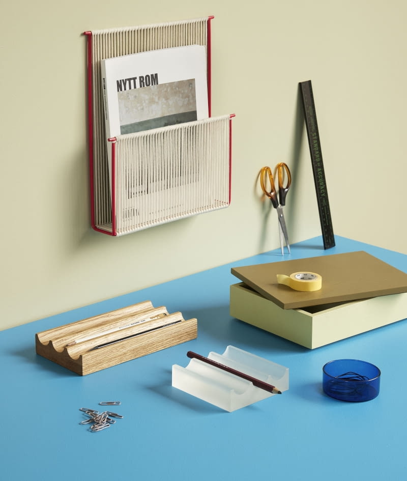 Półka na czasopisma String ścienna Hübsch