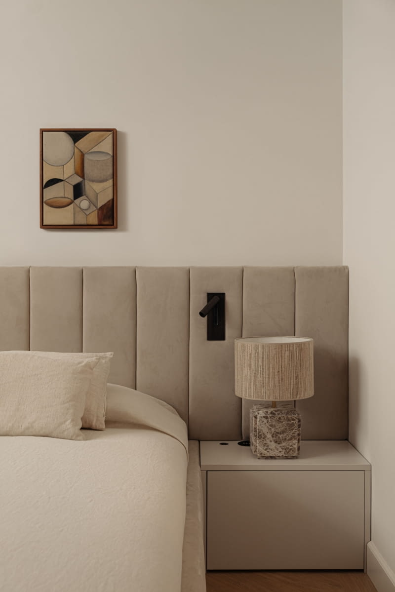 Luksusowy apartament w piwnicy: sypialnia, łazienka i garderoba są połączone przesuwanymi drzwiami. Meta Slim w kolorze szczotkowanej platyny jest tutaj częścią doskonale skomponowanego zestawu.