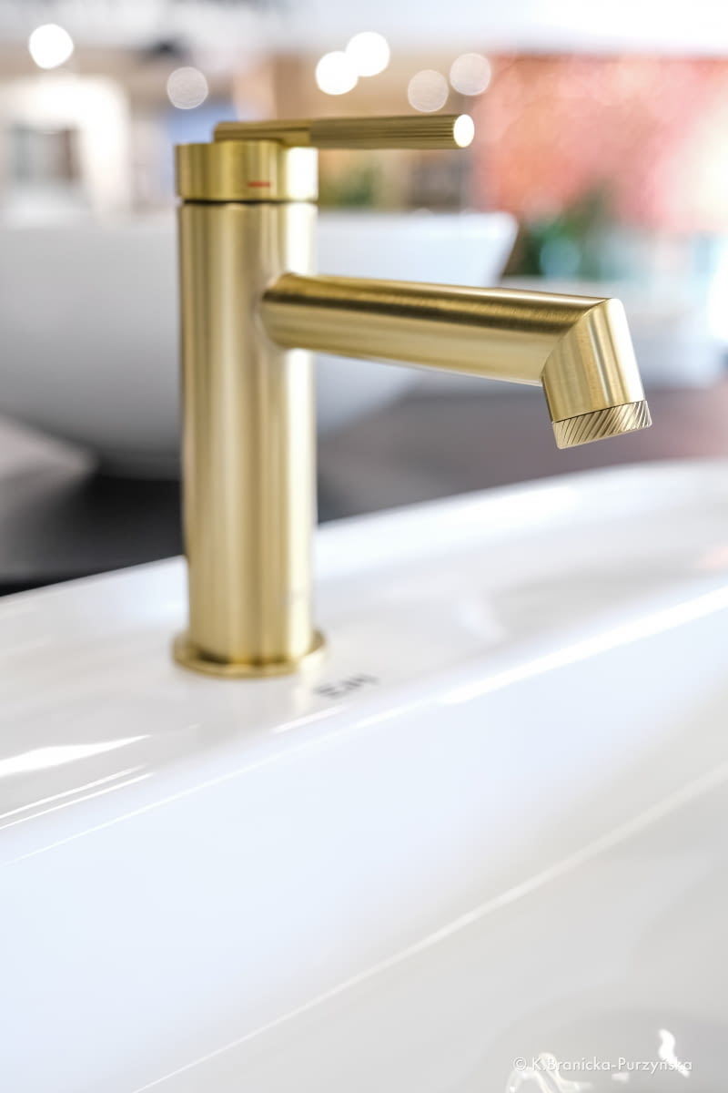 ostatnich latach baterie w odcieniu złota stały się bardzo modne  i stanowią dopełnienie wielu wnętrz.