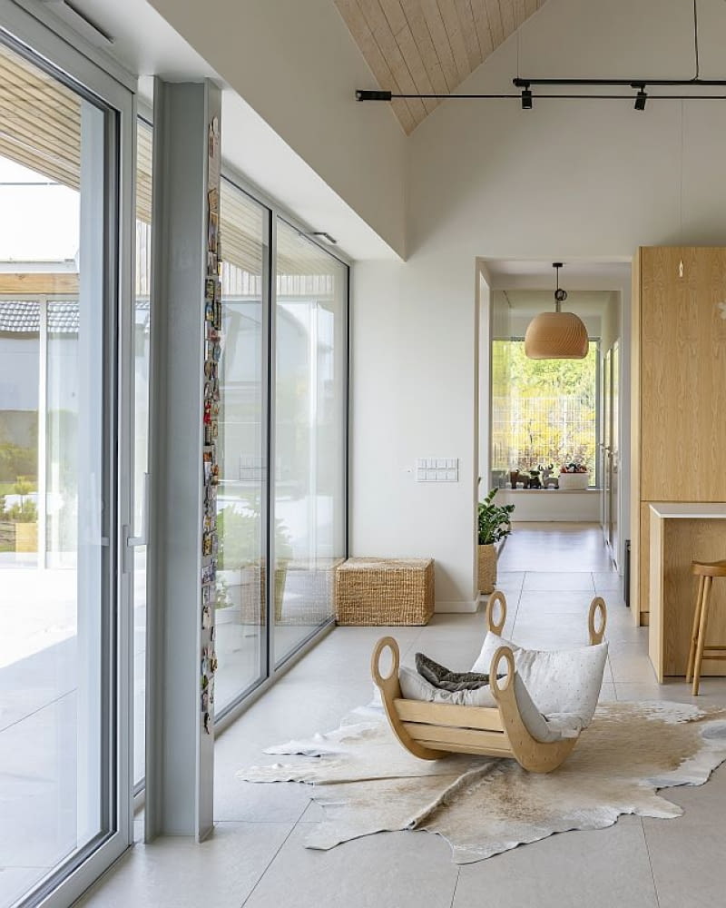 Jak głosi opis projektu, ten dom oddycha razem z krajobrazem, stanowiąc przykład architektury cichej, logicznej i zakorzenionej w miejscu powstania