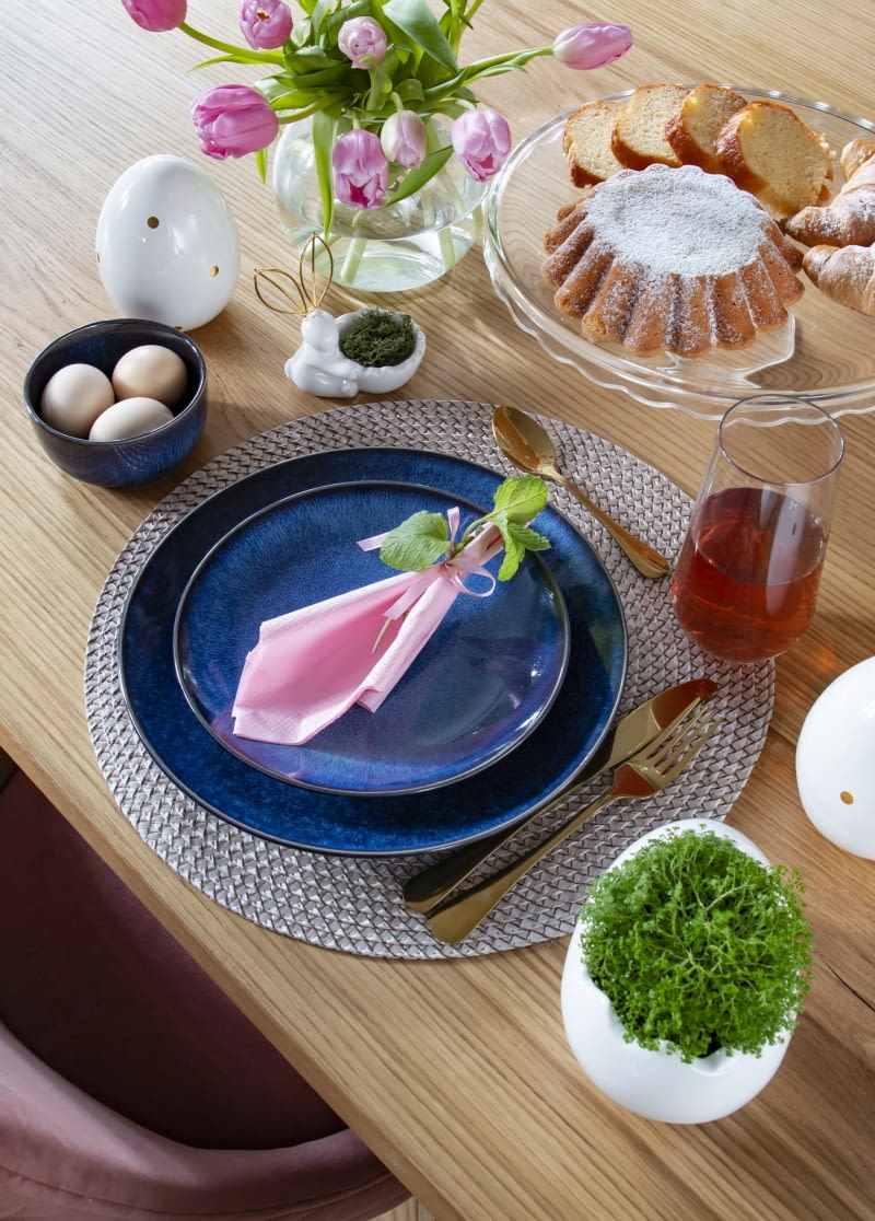 Wiosenny klimat na stół wprowadzą dekoracje – tulipany w wazonie, ceramiczne jajka i zajączki oraz zielone listki rzeżuchy, mięty lub owsa.