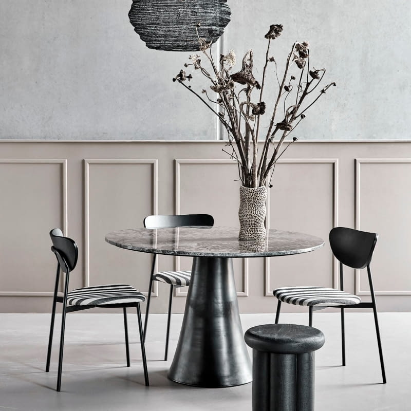 Urodę stołu Gaya uwydatniono na tle jasnej ściany. Kontrast pomiędzy barwami zmniejszono, wybierając przybrudzony beż zamiast czystej bieli. Urodę stołu Gaya uwydatniono na tle jasnej ściany. Kontrast pomiędzy barwami zmniejszono, wybierając przybrudzony beż zamiast czystej bieli.