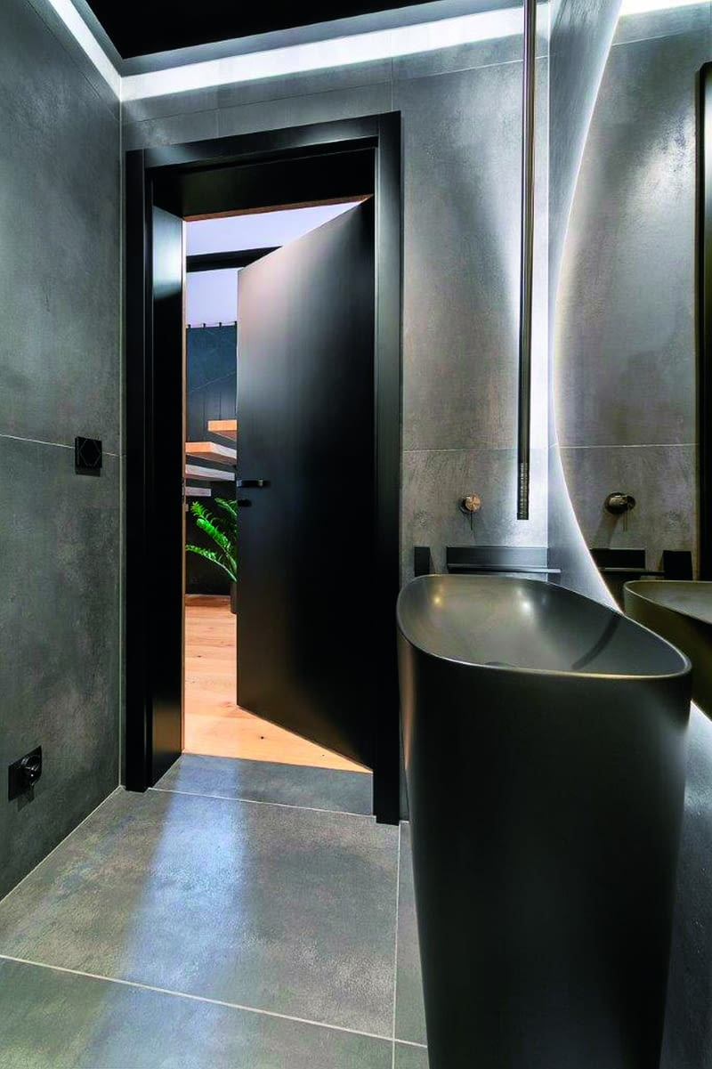 Toaleta z widokiem – konkretnie z widokiem na  schody, czyli teren odosobnienia dla gości, na  parterze. Zwraca uwagę odmienne od reszty  wnętrz potraktowanie tej przestrzeni zarówno  kolorystycznie, jak i materiałowo