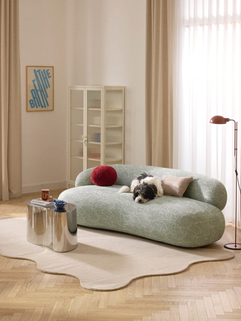 Sofa Alba w tapicerce o delikatnym wzorze to dobry wybór dla osób, które chcą wprowadzić do wnętrza niestandardowe meble, ale nie lubią wyrazistych wzorów czy barw. Sofa Alba w tapicerce o delikatnym wzorze to dobry wybór dla osób, które chcą wprowadzić do wnętrza niestandardowe meble, ale nie lubią wyrazistych wzorów czy barw.