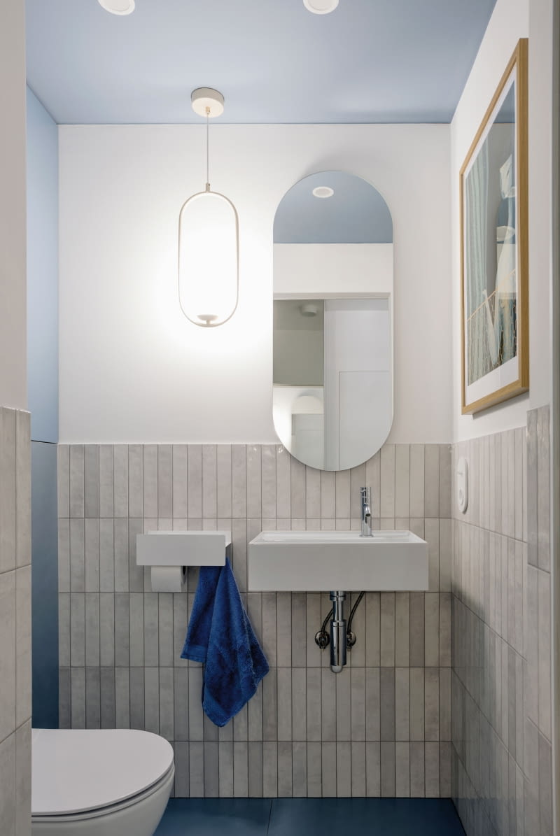 W małej łazience gościnnej, na ścianach do połowy wysokości, wykorzystano płytki Cifre Ceramica w odcieniach beżów. Estetykę ich wykończenia zwiększa nieregularna, szkliwiona powierzchnia. Na suficie, podłodze i zabudowie stelaża WC zagościł niebieski kolor. W małej łazience gościnnej, na ścianach do połowy wysokości, wykorzystano płytki Cifre Ceramica w odcieniach beżów. Estetykę ich wykończenia zwiększa nieregularna, szkliwiona powierzchnia. Na suficie, podłodze i zabudowie stelaża WC zagościł niebieski kolor.