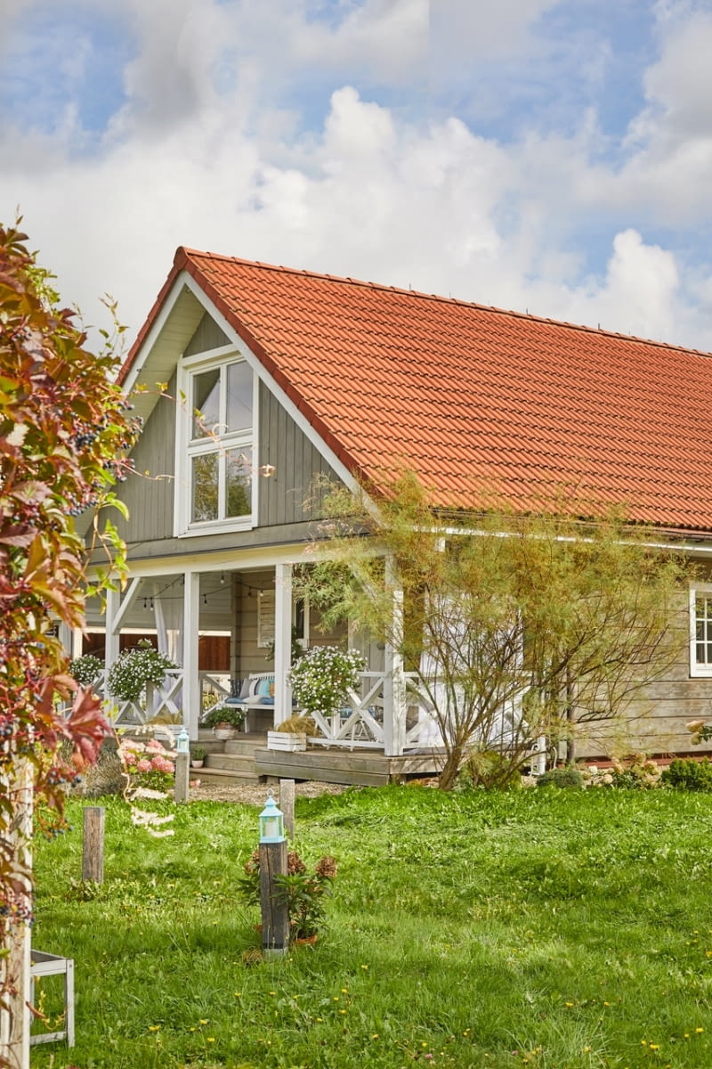 Szymon jest z wykształcenia politologiem, jednak prowadzi rodzinny biznes, kontynuując przy tym wieloletnią tradycję związaną z pracą z drewnem – buduje domy szkieletowe. Agnieszka jest nauczycielką i pracuje z młodszymi dziećmi. Obok pracy, pasją gospodyni jest urządzanie i dekorowanie, czym dzieli się na swoim koncie w instagramie. Wspólnie z mężem realizuje pomysły na własny dom i ogród, starając się wykorzystać powtórnie różnego rodzaju materiały.