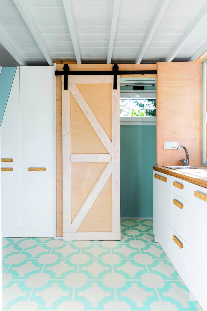 Do łazienki w "Słodziaku" wchodzi się przez drzwi przesuwne, które po otwarciu nie zajmują miejsca.