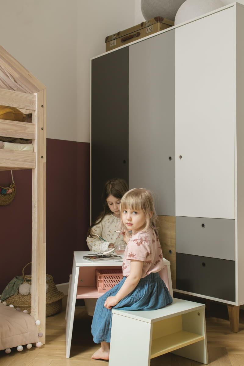 Pojemna, trzydrzwiowa szafa Concept z szufladami pomaga Rozalce i Celinie utrzymać porządek w ich pokoju. Jej kolorowe fronty można wraz ze zmianą upodobań wymieniać na inne, dostępne w ofercie producenta. Lekki zestaw niskich siedzisk ze stolikiem Tuli dziewczynki mogą dowolnie przestawiać, tworząc miejsce do zabawy. Meble z obu kolekcji pochodzą od marki Vox. Pojemna, trzydrzwiowa szafa Concept z szufladami pomaga Rozalce i Celinie utrzymać porządek w ich pokoju. Jej kolorowe fronty można wraz ze zmianą upodobań wymieniać na inne, dostępne w ofercie producenta. Lekki zestaw niskich siedzisk ze stolikiem Tuli dziewczynki mogą dowolnie przestawiać, tworząc miejsce do zabawy. Meble z obu kolekcji pochodzą od marki Vox.