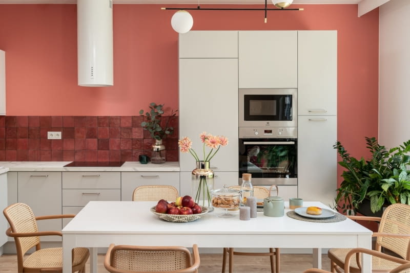 Duża kuchnia daje więcej swobody w wyborze sprzętów. Można zainstalować większą płytę grzewczą, rozbudowany piekarnik czy dodatkowe urządzenia. Wystarczy też zwykle miejsca na jadalnię. Duża kuchnia daje więcej swobody w wyborze sprzętów. Można zainstalować większą płytę grzewczą, rozbudowany piekarnik czy dodatkowe urządzenia. Wystarczy też zwykle miejsca na jadalnię.