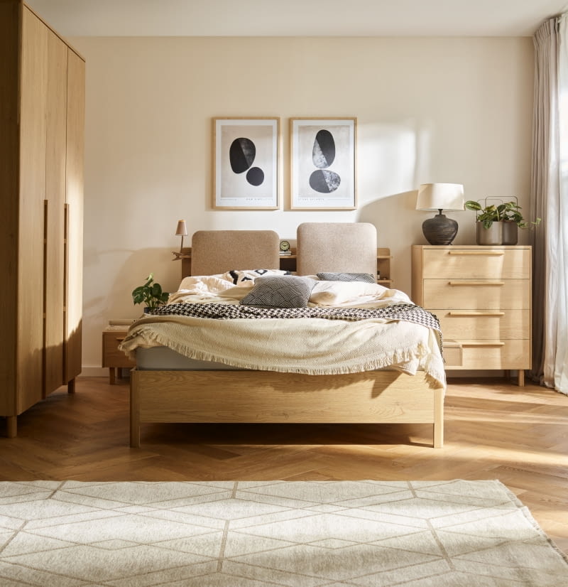 Łóżka Well dostępne są w kilku rozmiarach, również w wariancie z jednolitym zagłówkiem, bez regału.