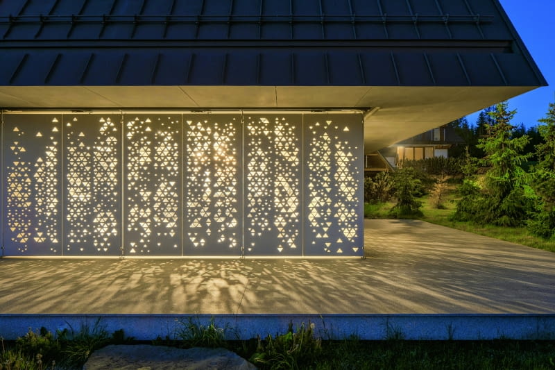 Perforowane panele dają dużą paletę możliwości aranżacyjnych wyglądu elewacji – od efektu skucia lodem Północy po arabeski Południa Perforowane panele dają dużą paletę możliwości aranżacyjnych wyglądu elewacji – od efektu skucia lodem Północy po arabeski Południa