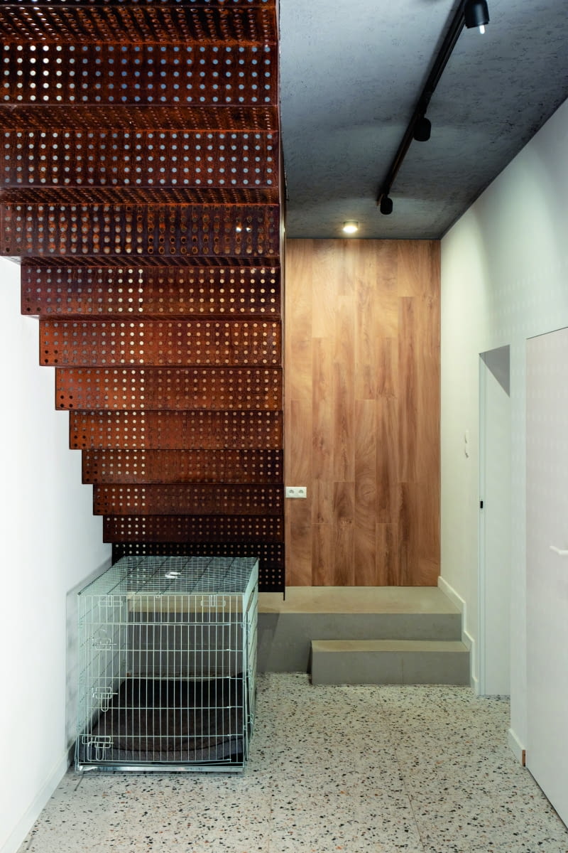 Stąd dostajemy się na piętro z sypialniami, a także do łazienki i spiżarni (wejścia po prawej). Pod schodami stoi tzw. klatka kennelowa, czyli strefa dla psa. Rezydujący w tym domu wyżeł węgierski traktuje ją jako bezpieczne miejsce do wyciszenia i odpoczynku Stąd dostajemy się na piętro z sypialniami, a także do łazienki i spiżarni (wejścia po prawej). Pod schodami stoi tzw. klatka kennelowa, czyli strefa dla psa. Rezydujący w tym domu wyżeł węgierski traktuje ją jako bezpieczne miejsce do wyciszenia i odpoczynku