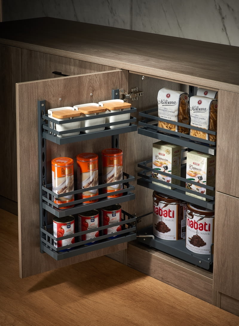 Cargo mini corner magic ułatwia dostęp do przechowywanych rzeczy w głębokiej dolnej szafce. Po otworzeniu kosze wysuwają się bliżej frontu.