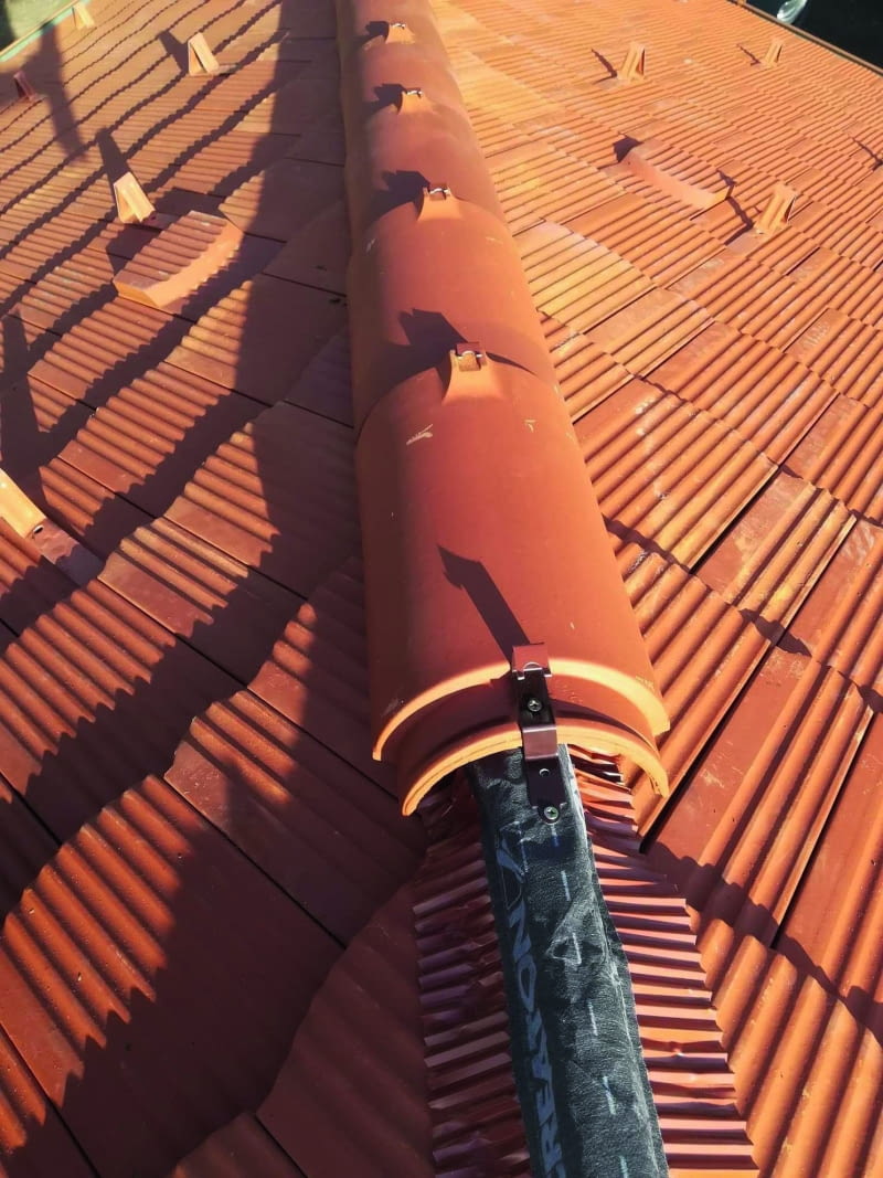 W kalenicach i narożach łączą się połacie i jednocześnie zachodzi wymiana powietrza w przestrzeni dachowej Fot.