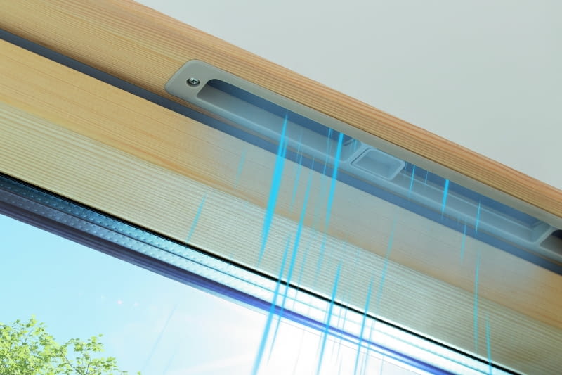 Z uwagi na szczelność nowoczesnej stolarki otworowej możemy mieć problemy z prawidłową wentylacją pomieszczeń. Aby to ograniczyć, w oknach stosowane są różnego rodzaju nawiewniki