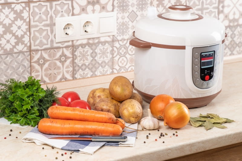 Multicooker łączy cechy kilku sprzętów do gotowania, co pozwala zaoszczędzić czas i energię potrzebne do przyrządzenia posiłku. Multicooker łączy cechy kilku sprzętów do gotowania, co pozwala zaoszczędzić czas i energię potrzebne do przyrządzenia posiłku.