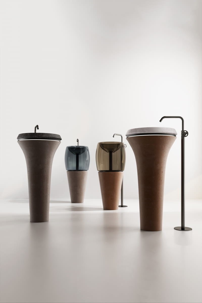 Umywalki z powstają dziś z nowoczesnych materiałów – tu modele z dmuchanego, transparentnego szkła w kolorze ciepłej lub chłodnej szarości, z podstawą z cotto (terakota) Strefa umywalki