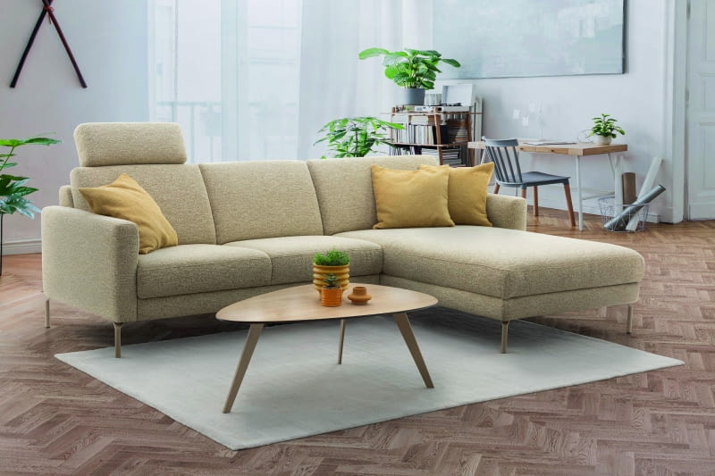 Sofa Avellino ma rozkładane oparcie oraz wysuwany podnóżek. To cechy, które czynią z niej wygodny mebel.