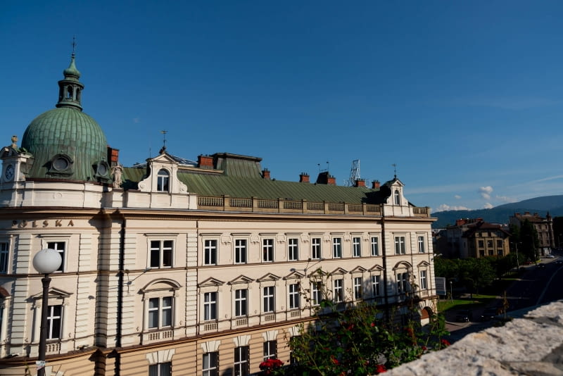 Narożnik budynku wieńczy charakterystyczna kopuła, która nadaje bryle lekkości i podkreśla jej reprezentacyjny charakter