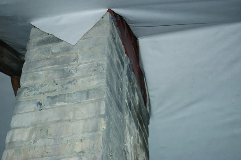 Dach warto obejrzeć także od wewnątrz. Jeśli  jest strych, najlepiej widać niewłaściwe ułożenie membrany dachowej, np. przy kominie