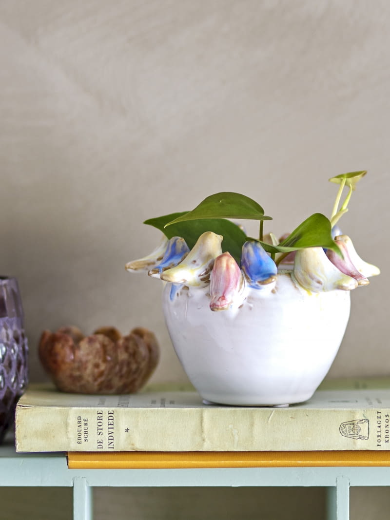 Domowe rośliny zazwyczaj nie kwitną, ale kolorowy akcent wprowadzić możemy za pomocą doniczki, na której „przysiadły” barwne ptaszki.