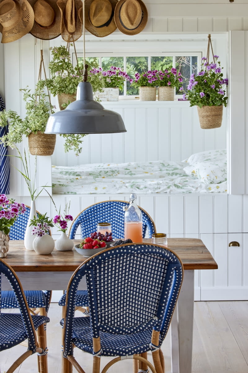 Letnie kwiaty mają wyjątkową urodę, a o tej porze roku, gdy na zewnątrz jest jeszcze chłodno, możemy cieszyć się nimi wewnątrz, najlepiej w jadalni.