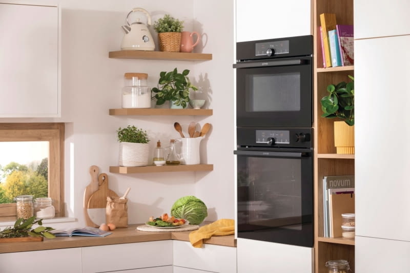 Półki w kuchni zamiast szafek wiszących
