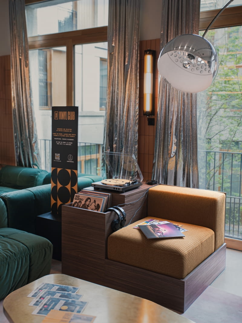 Stacja z winylami w TRIBE Paris Clichy Hotel