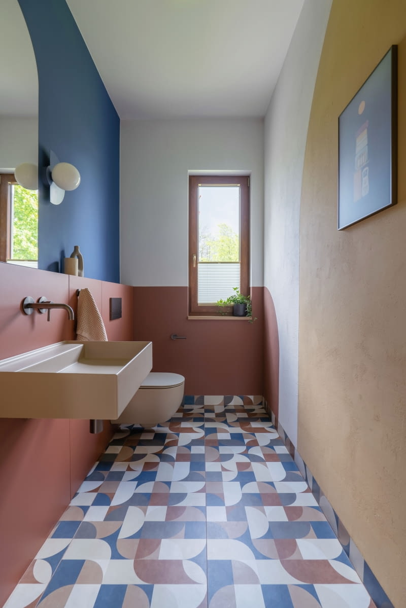 Dobór materiałów do tak kolorowego domu, ze względu na mnogość odcieni, wymagał wielu prób i zestawień na żywo — wszystko musiało idealnie ze sobą współgrać. Proces był wymagający,  ale finalny efekt  w pełni wynagradza tę selekcję.